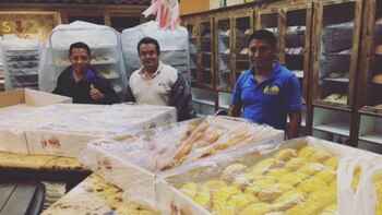 Los empleados de la panadería muestran el pan que hicieron mientras pasaba el huracán por Houston.