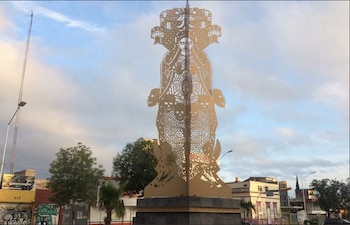 La escultura está ubicada a
