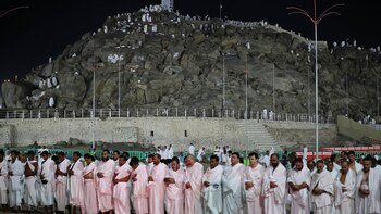 Peregrinos musulmanes rezando en el