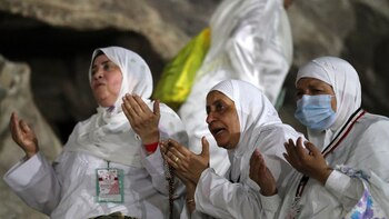 Tres mujeres en el monte