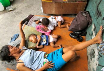 Una mujer filipina, con sus