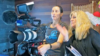 Noemí Weis (der.) da instrucciones