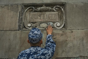 Gonzalo piensa que los militares