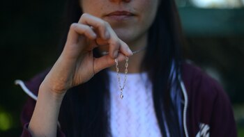 Julissa guarda en un colgante