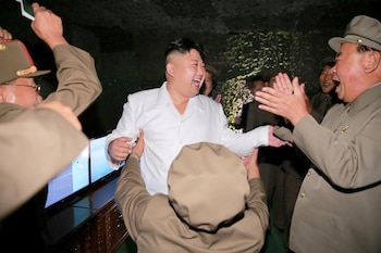 Kim Jong-un y sus oficiales