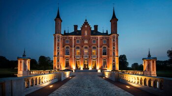 Rodeado de cuatro torres, con