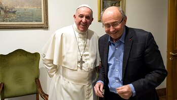 Francisco, junto al sociólogo francés