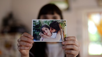 Julissa, junto a una de