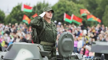 Desfile militar frente al Presidente