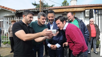 Zabaleta (de sweater verde) junto