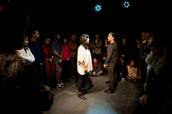 El Microteatro ofrece obras que duran 15 minutos en una sala de 15 metros. Además de ver un espectáculo hay una oferta gastronómica