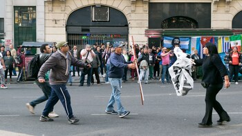 Durante los disturbios arrojaron palos