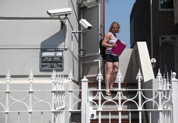 Una mujer dejando el consulado