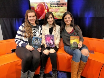 Las autoras con sus libros.