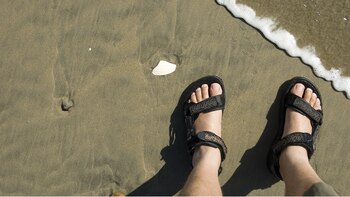 Ir caminando con alguien que