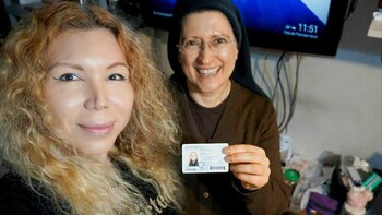 Mónica y Kiara, una mujer trans que acaba de cambiar su nombre en el DNI. Es guía de turismo y está estudiando para tener una peluquería canina.