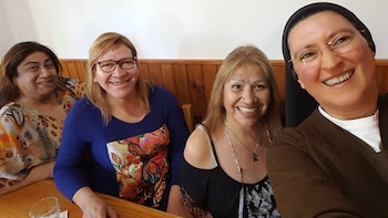 La hermana Mónica. Atrás, Katy (“soñaba con una cama limpia”), Victoria (“soñaba con ser peluquera”) y Luján (“quería ser cocinera”).