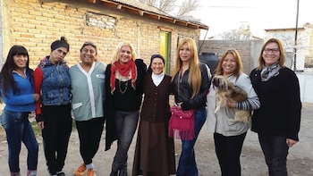 Mónica y sus amigas trans. Kati, a su izquierda, abraza a su perro (Gentileza Pablo Isola)