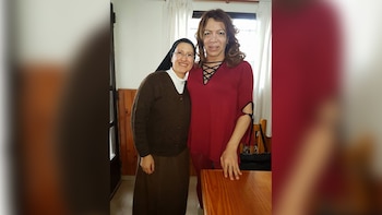 Con Lizzy Tagliani, en julio, cuando pasó a visitar a Mónica por el taller de costura.