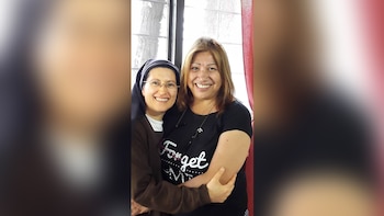 Mónica y Katy. “Ella se puso nuestra mochila al hombro”, dice Katy sobre “La hermana Mónica”.