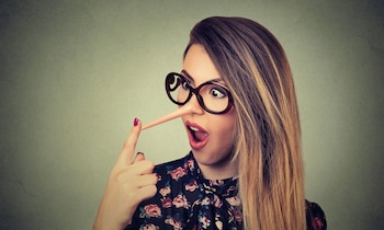 Una persona que constantemente engaña tiene pánico de que lo descubran (iStock)