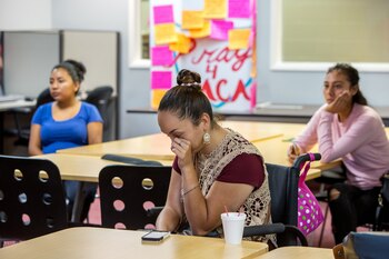 Beneficiarios del programa escuchan con