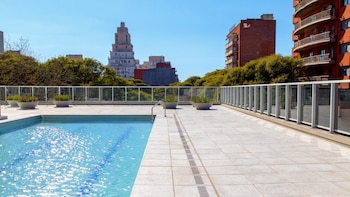 Una pileta semiolímpica con amplios