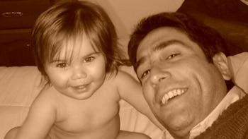 Hugo junto a Clara, su