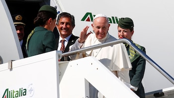 Francisco aborda el avión que