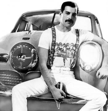 Una de las pocas postales del carismático líder de Queen al bordo de un auto: el Studebaker