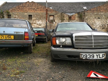 El Mercedes Benz 420 SEL, el vehículo predilecto del genio, fue hallado abandonado en un baldío del Reino Unido