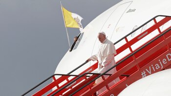 El Papa Francisco desembarcando en