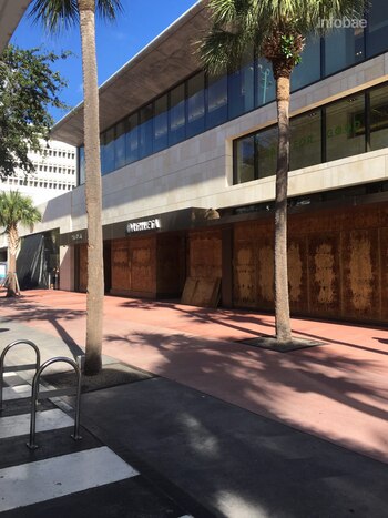 Las empresas colocaron protecciones en puertas y ventanas para evitar que los vientos destruyan sus interiores (Infobae)