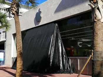 El famoso Apple Store de Miami Beach, preparado para lo peor (Infobae)
