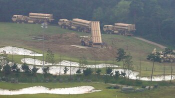Las cuatro nuevas lanzaderas son ubicadas en el campo de golf abandonado en Seongju (AFP)