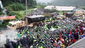 Decenas de personas resultaron heridas en las protestas contra la instalación de la batería (AFP)