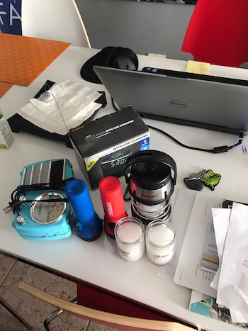 Compró pilas y baterías para