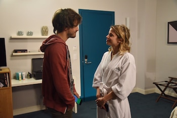 Damián (Gil) intenta conquistar a Miranda (Bustos) en “Las Estrellas”