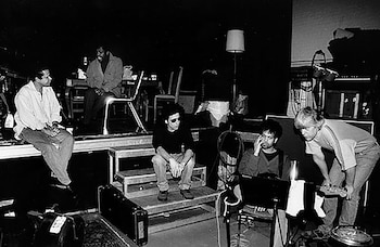 Calamaro junto a los músicos que lo acompañaron en el trabajo discográfico editado en 1997