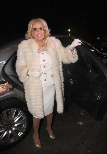 Mirtha, bajando de su Mercedes