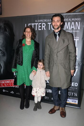 Elena Roger y Mariano Torre con su hija, Bahía