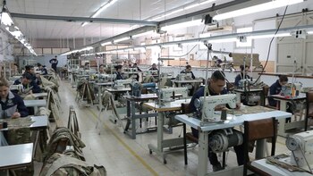 La sastrería militar mantiene vivo