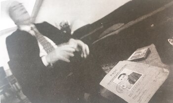 León Grzmot y, en primer plano, su pasaporte de Auschwitz: “un documento terrible que miro todos los días”