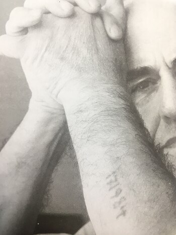El infame tatuaje que los nazis tallaban sobre la piel de los prisioneros. León Grzmot y el 171984