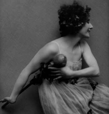 El artista elegido para homenajear en esta edición es el mítico fotógrafo y galerista Frans van Riel. La protagonista de la foto es la bailarina Ana Pavlova.