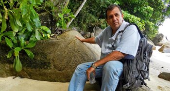 Actualmente John trabaja en un