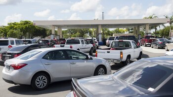 Las gasolineras las personas esperaron horas para poder llenar los tanques de su auto y poder salir del estado. (AFP)