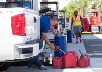 Un hombre se abastece de gasolina en una estación de servicio. (AFP)