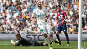 Benzema tuvo que ser reemplazado por lesión en la primera mitad (Reuters)
