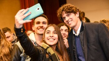 Martín Lousteau con estudiantes de la Universidad Nacional de La Plata
